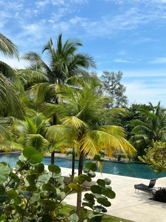 By The Sea Beachfront Designer Suites Penang - Managed By Art Of Tree Бату-Феррінгі Екстер'єр фото